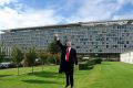 Le retrait des États-Unis de l’Organisation mondiale de la santé (OMS), officialisé par un décret de Donald Trump dès sa prise de fonction, suscite une vive inquiétude à travers le globe. © GabonReview (Montage)