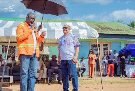 Le ministre Gilles Nembe et l’ADG Léod Paul Batolo, à Bakoumba. © Com. Comilog