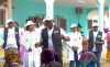 colonel Léonce Teddy Ivala, médecin conseil à la CNAMGS, s’entretenant avec les patients lors du lancement de la caravane, le 17 mars 2025 à Bitam. © D.R.