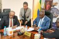 Victor Mouwoyi Mangongo, représentant de Koreg et le ministre du Pétrole, Marcel Abéké procédant à la signature des contrats, le 28 février 2025. © GabonReview