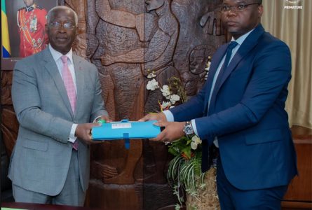 Le Premier ministre Raymond Ndong Sima (à gauche) recevant le rapport. © Com. Primature