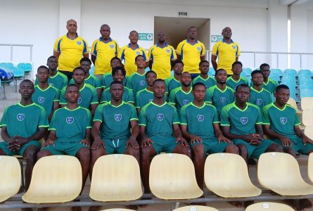 Les joueurs d’Akanda posant, en début de saison, avec leur maillot. © D.R.