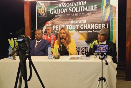 Déborah Noëlla Biyogo entourée de Grégoire Biyogo (droite) et Hugues Mfa Nguema le 25 avril. © GabonReview