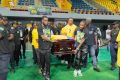 La dépouille d’Aaron Boupendza portée dans l’enceinte du Palais des sports de Libreville. © D.R.