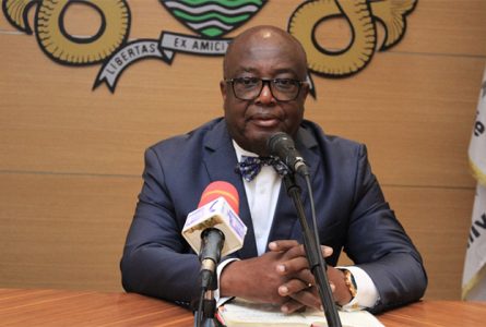 À peine installé à l’hôtel de ville, Adrien Nguema Mba sonne la fin de la récréation pour une administration municipale rongée par l’absentéisme, le clientélisme et l’inefficacité. © GabonReview