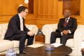 Alexandre Barro Chambrier et Simon Day, le 28 mai 2025, à Libreville. © D.R.