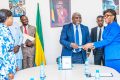 Parfaite Amouyeme Ollame épse Divassa passant les dossiers au SGG, Abdu Razzaq Guy Kambogo, le 9 mai 2025. © GabonReview