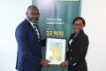Le directeur général de DHL International Gabon, Théophile Boutamba, remettant le certificat à l’un des partenaires. © GabonReview