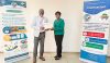 La directrice générale de l’ENA, Adèle Sabine Ilama Mombot Nguimbi remettant un certificat de participation à un agent de la CGC, le 20 mai 2025. © GabonReview