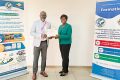 La directrice générale de l’ENA, Adèle Sabine Ilama Mombot Nguimbi remettant un certificat de participation à un agent de la CGC, le 20 mai 2025. © GabonReview