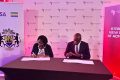 Les deux officiels signant le partenariat entre le Gabon et Visa. © D.R.