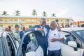 Un jeune Gabonais recevant des mains de Brice Clotaire Oligui Nguema la clé de son Taxi Gab+ à Libreville. © D.R.