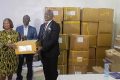 Dr Jonas Mboumba réceptionnant le lot de médicaments offert par Brice Clotaire Oligui Nguema. © GabonReview