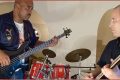 Multi-instrumentiste virtuose, Michel Okili (à gauche) pouvait passer du Zouk au Hip-Hop, du R’n’B au Jazz, posant ses mains expertes sur chaque genre comme on accorde un souffle unique à chaque note. © GabonReview (Capture d’écran)