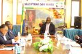 Gilles Nembé échangeant avec le gouverneur de la Ngounié Francis Oyinamono, le 26 mai 2025. © Ministère des Mines