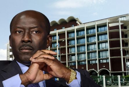 Henri-Claude Oyima, le nouveau ministre de l'Économie, va-t-il mettre fin à l'ère du laxisme dans les entreprises publiques gabonaises avec son ultimatum de sept jours pour rendre des comptes à la nation ? © GabonReview