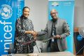 L’Unicef Gabon et Urban FM officialisant leur partenariat, le 28 mai 2025. © GabonReview