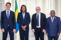 Zita Oligui Nguema posant avec les représentants du groupe Apollo Africa, le 6 mai 2025. © D.R.