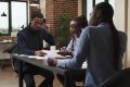La psychologie du travail et des organisations (PTO) apparaît comme un levier stratégique essentiel pour appuyer la transformation de la gouvernance publique, améliorer les performances des institutions, et renforcer l’engagement des agents de l’État. © Freepik
