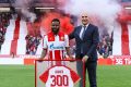 Le maillot floqué du chiffre 300 remis par le directeur sportif de l'Étoile Rouge de Belgrade Mitar Mrkela, à Guelor Kanga, pour sa constance et fidélité au club serbe. © D.R.