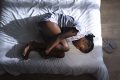 La gamine dans la chambre à coucher du vieil homme, enveloppée dans un drap et tremblant de peur. © freepik. (Photo d’illustration)