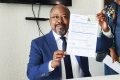 Le président d’EPG, Alain-Claude Bilie-By-Nze, présentant sa fiche d’adhésion après signature. © GabonReview