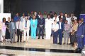 Laurence Ndong et Ulrich Manfoumbi Manfoumbi posant avec les participants à l’atelier. © GabonReview