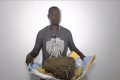 Patrick, le ressortissant camerounais présumé trafiquant, avec une partie de la marchandise saisie. © GabonReview