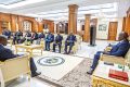 Les membres du CGE et du gouvernement devisant avec le président Oligui Nguema. © D.R.