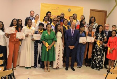 André MAssard, Patricia Ozounguet-Ontchangalt, les invités et les bénéficiaires du programme «Femmes d’Avenir». © GabonReview