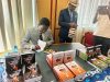 L’écrivain et journaliste Hasse Nziengui dédicaçant son œuvre, le 28 juin 2025. © GabonReview