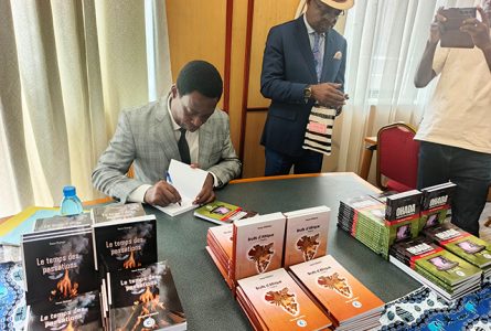 L’écrivain et journaliste Hasse Nziengui dédicaçant son œuvre, le 28 juin 2025. © GabonReview