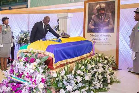 Brice Clotaire Oligui Nguema élevant feu le général Idriss Firmin Ngari à titre posthume à la dignité de Grand-Croix, le 12 juin 2025. © Communication présidentielle