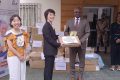 Yoko Marukawa, coordinatrice administrative de la Jica remettant symboliquement le don au ministre de la Santé, le 26 juin 2025. © D.R.