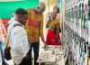 Lybek (en chemise africaine) découvrant ses œuvres reprises par les étudiants, le 5 juin 2025. © GabonReview