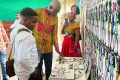 Lybek (en chemise africaine) découvrant ses œuvres reprises par les étudiants, le 5 juin 2025. © GabonReview
