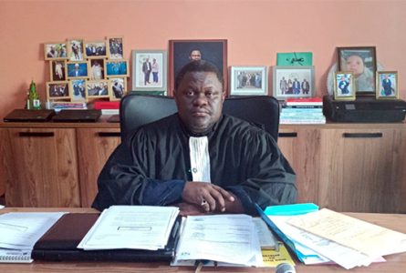Maître Pie Makanga Missamou, avocat de Xu Jie et Zou Qin, actionnaires minoritaires de la société TBNI, a réagi aux récentes allégations portées par les repreneurs de Yulin International Timber. © GabonReview