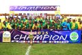 Les joueurs et le staff de Mangasport célébrant leur 10e titre à l’issue de la 26e journée du championnat. © D.R.