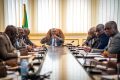 Face à la SDISPP, le ministre des Travaux Publics, Edgard Moukoumbi, a exprimé des réserves sur le nombre jugé excessif de stations prévues et a également appelé à une révision des contrats en cours avec les concessionnaires, soucieux de préserver l’équilibre entre rentabilité, mobilité et pouvoir d’achat. © D.R.