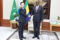 Yuanyang, le représentant de Huawei et le président Brice Clotaire Oligui Nguema, le 20 juin 2025. © Communication présidentielle