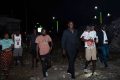 Le président Oligui Nguema et les «sans abris» de Plaine-Orety, de Derrière-l’Assemblée sur le site déguerpi et détruit. © Com. présidentielle