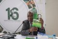 L’écrivain Pierre Solault présentant son œuvre, le 7 juin 2025. © GabonReview