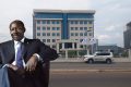 Au Gabon, le ministère l’Économie, des Finances, de la Dette et des Participations a été externalisé… au siège de BGFI Holding Corporation qu’Oyima préfère à l’immeuble Arambo © GabonReview (montage)