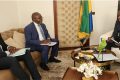 Le ministre du Pétrole et du Gaz, Sosthène Nguema Nguema, devisant avec le directoire de Pizolub Gabon. © D.R.