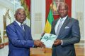 Brice Clotaire Oligui Nguema recevant les rapports de François Ndong Obiang. © D.R.