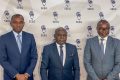 Le ministre de l’Accès universel à l’Eau et à l’Énergie, Philippe Tonangoye, encadré par les nouveaux managers de la SEEG, Léon Méviane et Steeve Saurel Legnongo. © GabonReview