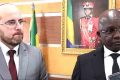 L’ambassadeur de Cuba au Gabon, Alex Gonzalez Garcia et le ministre de la Santé, Adrien Mougougou, le 12 juin 2025. © GabonReview (Capture d’écran)