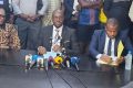 Edmond Dominique Epoma Ngadi, porte-parole de l'UDIS (au milieu), le 19 juin 2025, à Libreville. © GabonReview