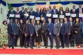 Les 15 diplômés posant avec les officiels, le 20 juin 2025. © GabonReview