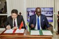 L’ambassadeur Zhou Ping et le ministre Régis Onanga M. Ndiaye signant la lettre portant sur le projet, le 10 juin 2025, à Libreville. © Com. gouvernement